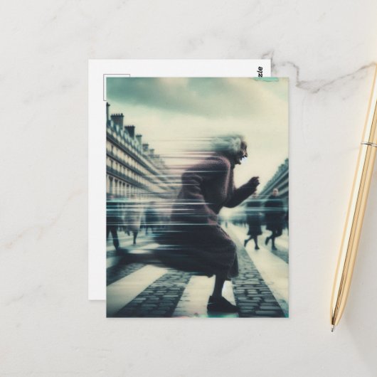 Funny Adorable Granny auf dem Laufen in der Stadt Postkarte (Vorderseite/Rückseite Beispiel)