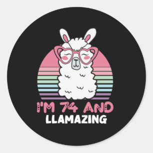 Funny Adorable Llama 74. Geburtstagsgeschenk für F Runder Aufkleber