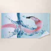 Funny Albern Pink Flamingo nimmt ein Dip Strandtuch (Vorderseite)