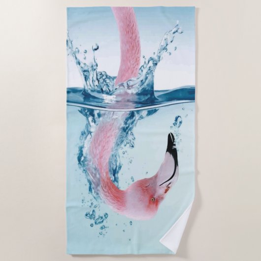 Funny Albern Pink Flamingo nimmt ein Dip Strandtuch (Vorderseite)