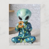 Funny Alien Eating a Bagel in Bed Postkarte (Vorderseite)
