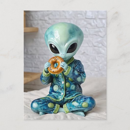 Funny Alien Eating a Bagel in Bed Postkarte (Vorderseite)