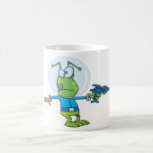 Funny Alien mit Ray Gun Sci-Fi Space Invader Kaffeetasse (Mittel)