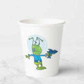 Funny Alien mit Ray Gun Sci-Fi Space Invader Pappbecher (Vorderseite)