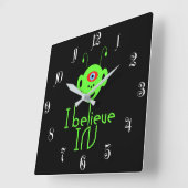 Funny Alien Monster Quadratische Wanduhr (Winkel)