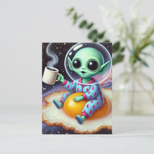 Funny Alien on a Fried Ei in Space Postkarte (Stehend Vorderseite)