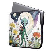 Funny Alien Picking Flowers With Full Moon Laptopschutzhülle (Vorderseite Links)