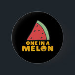 Funny and Niedlich Watermelon Frische Pasta machen Button<br><div class="desc">Einer in einem Melon. Ein lustiges und humorvolles Design für einen besonderen und würdigen Menschen Ihrer Liebe. Diese niedliche und süße Wassermelone-Ware eignet sich hervorragend für den Tag der Mutter oder des Vaters. Ideal für den Valentinstag oder den Tag der Freundschaft. Große Weihnachtsgeschenke und Geburtstagsgeschenk für jemanden, der Spaß, Witze,...</div>