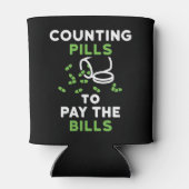 Funny Apotheker zählt Pillen, um die Rechnungen zu Dosenkühler (Rückseite)