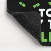 Funny Apotheker zählt Pillen, um die Rechnungen zu Mousepad (Ecke)