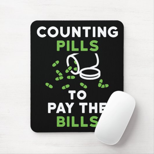 Funny Apotheker zählt Pillen, um die Rechnungen zu Mousepad (Mit Mouse)