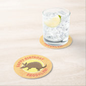 Funny armadillo Happy Cartoon Illustration Runder Pappuntersetzer (Vor Ort)