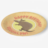 Funny armadillo personalisierter Cartoon Geburtsta Pappteller (Schrägansicht)