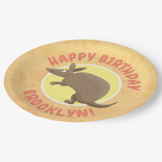 Funny armadillo personalisierter Cartoon Geburtsta Pappteller (Schrägansicht)