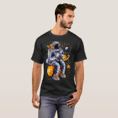 Funny Astronaut im Weltraum T-Shirt (Vorne ganz)