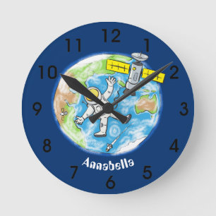 Funny astronaut in space and earth cartoon runde wanduhr