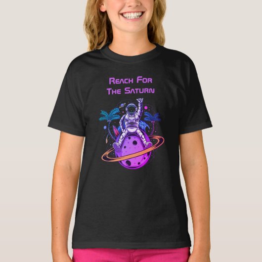 Funny Astronaut sitzt auf dem Saturn-T - Shirt (Vorderseite)