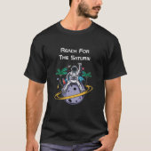 Funny Astronaut sitzt auf dem Saturn-T - Shirt (Vorderseite)