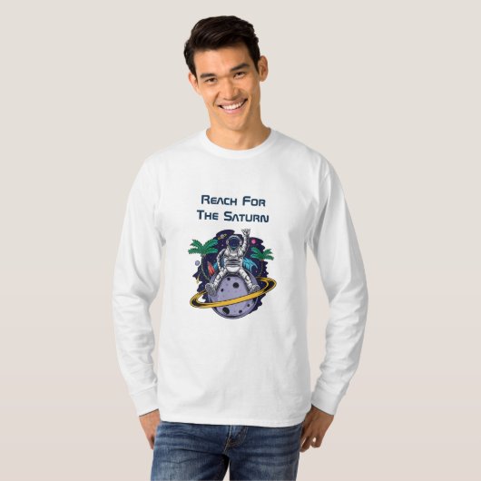 Funny Astronaut sitzt auf Saturn T-Shirt (Vorne ganz)