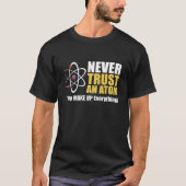 Funny Atom Science Pun "Make Up Everything" T-Shirt (Vorderseite)