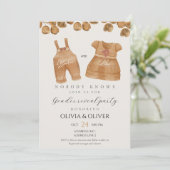 Funny Baby Bekleidung Geschlecht offenbaren Einladung (Stehend Vorderseite)