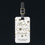 Funny BABY SEIN KOVID AUSSERHALB Typografie Gold Gepäckanhänger<br><div class="desc">Funny COVID-19 BABY ITS COVID OUTSIDE moderne Schrift Typografie Design in Gold und Weiß mit Corona-Virus repräsentieren Schneeflocken in Gold und Weiß. Kontaktieren Sie den Designer über Zazzle Chat oder makeitaboutyoustore@gmail.com ,  wenn Sie möchten,  dass dieses Design geändert oder auf einem anderen Produkt oder möchten koordinieren Artikel.</div>