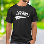 Funny Bachelor Team Groom Drink Sportlogo T-Shirt<br><div class="desc">Der lustige T - Shirt für das Getränketeam/die Freunde des Bräutigams. Ein cooles Design mit Retrosport wie "Team" Logo mit einem Swoosh Schwanz. Personalisieren Sie diese durch Hinzufügen von benutzerdefiniertem Text - Datum, Speicherort usw. oder Löschen eines beliebigen Textes. Ideal für Junggeselle oder Trauzeugen. Klicken Sie auf das unten stehende...</div>