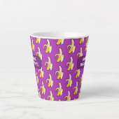 Funny Bananas About Coffee Bold Pixel Art Pattern Milchtasse (Vorderseite)