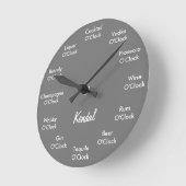 Funny Bar Alcohol Clock Personalisiert Grau Runde Wanduhr (Winkel)