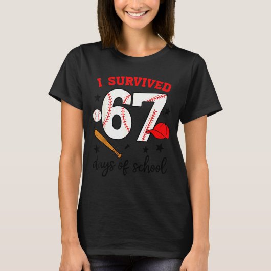 Funny Baseball I Survived 67 Days Of School Design T-Shirt (Vorderseite)