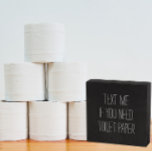 Funny Bathroom-Zeichen von ©Bemerkenswert HomeColl Holzkisten Schild<br><div class="desc">Alle waren in diesem Dilemma. Hier ist dein Schild!</div>