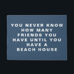 Funny Beach House Freunde Zitat bearbeitbaren Text Fußmatte<br><div class="desc">Eine lustige Tür in blau für die Besitzer von Strandhäusern. Großartiges Geschenk für die Gastgeberin.</div>