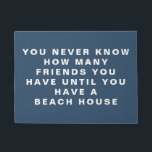 Funny Beach House Freunde Zitat bearbeitbaren Text Fußmatte<br><div class="desc">Eine lustige Tür in blau für die Besitzer von Strandhäusern. Großartiges Geschenk für die Gastgeberin.</div>
