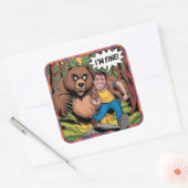 Funny Bear Chase "I'm Fine" Cartoon Illustration Quadratischer Aufkleber (Umschlag)