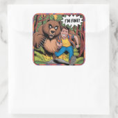 Funny Bear Chase "I'm Fine" Cartoon Illustration Quadratischer Aufkleber (Tasche)