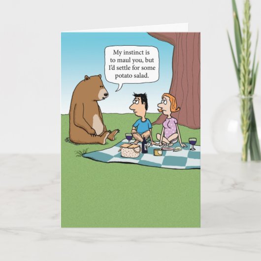 Funny Bear Crashing a Picnic Birthday Karte (Vorderseite)