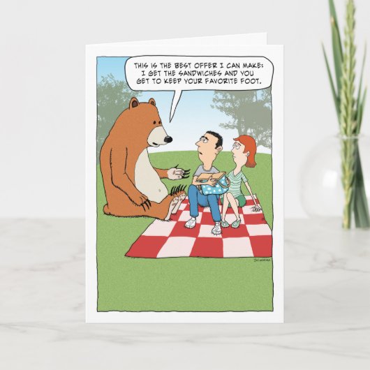 Funny Bear Crashing a Picnic Birthday Karte (Vorderseite)