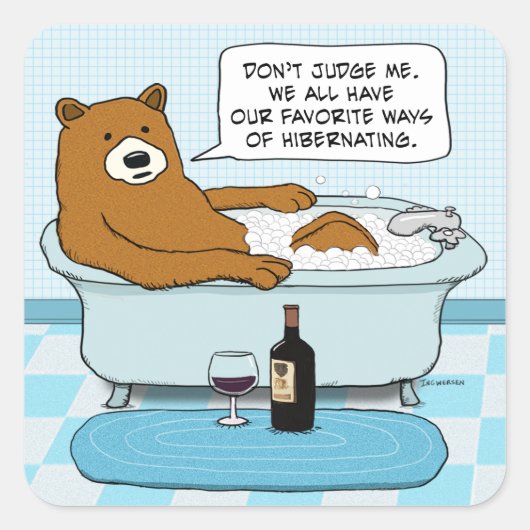Funny Bear Drinking Wine, Entspannen in Tub Quadratischer Aufkleber (Vorderseite)