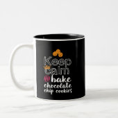 Funny Behalte Ruhe und Bake Chocolate Chip Cookies Zweifarbige Tasse (Links)