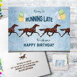 Funny Belated Birthday Card mit Pferden Karte<br><div class="desc">🎈 🐎 Pferdespiel Entschuldigung Geburtstagskarte! 🤣 🎂 Spreading lächelt, selbst wenn Sie sich in Mode kommen! 🕒 🎈 Unsere Geburtstagskarte zeigt skurrile Pferde, die mit Ballons herumtrotten, und bringt eine Portion Spaß zum Feiern. ✏️ Editierbar in Text, um Ihre personalisierten Geburtstagswünsche hinzuzufügen. ♡ Weitere Informationen finden Sie hier: https://www.zazzle.com/store/about_horses ♡...</div>