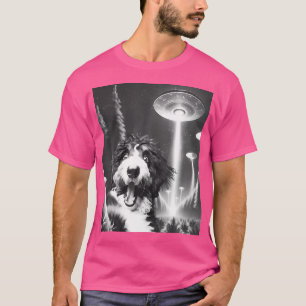 Funny Bernedoodle Alien Ufo nimmt einen Selfie Dog T-Shirt
