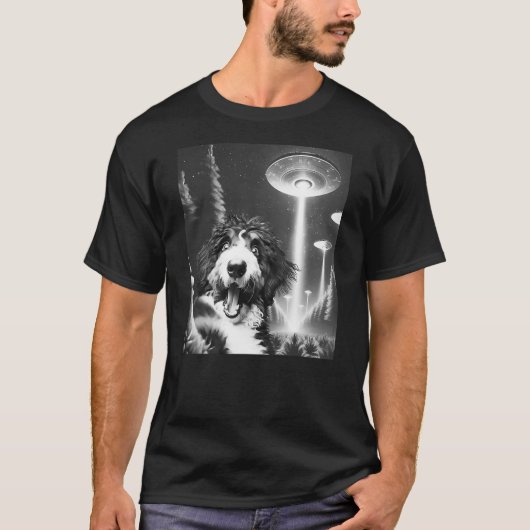 Funny Bernedoodle Alien UFO Taking a Selfie Dog Mo T-Shirt (Vorderseite)