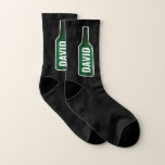 Funny Bierflasche individuelle Name Sportsocken fü Socken<br><div class="desc">Funny Bierflasche individuelle Name Sportsocken für Männer. Humores Design für Typ, die Bier trinken Liebe. Fügen Sie Ihre eigenen individuelle Name- oder Monogramm-Buchstaben, um ein einzigartiges Paar Socken. Coole Geburtstags- oder Weihnachtsgeschenk-Idee für ihn. Schwarze oder benutzerdefinierte Hintergrundfarbe. Spaß für Bierliebhaber, Bruder, Ehemann, Freund, Großvater, Freund, Vater, Vater, Onkel, Opa, Koch,...</div>