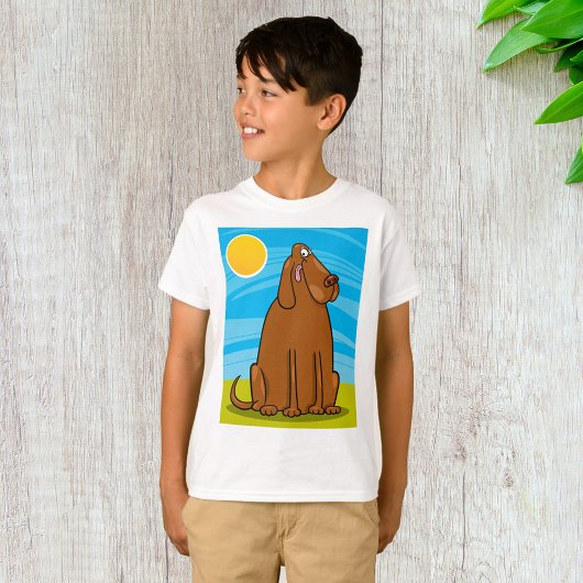 Funny Big Brown Hund sitzt in der Sonne T-Shirt