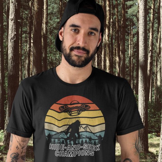 Funny Big Foot Außerirdischen verbergen und suchen T-Shirt