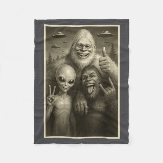 Funny Bigfoot, Alien, & Yeti Sasquatch Rock On Fleecedecke (Vorderseite)