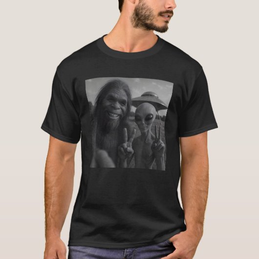 Funny Bigfoot Alien T-Shirt (Vorderseite)