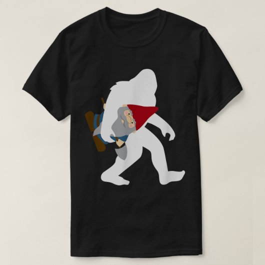 Funny Bigfoot Carrying Gnome Design T-Shirt (Design vorne)