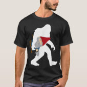 Funny Bigfoot Carrying Gnome Design T-Shirt (Vorderseite)