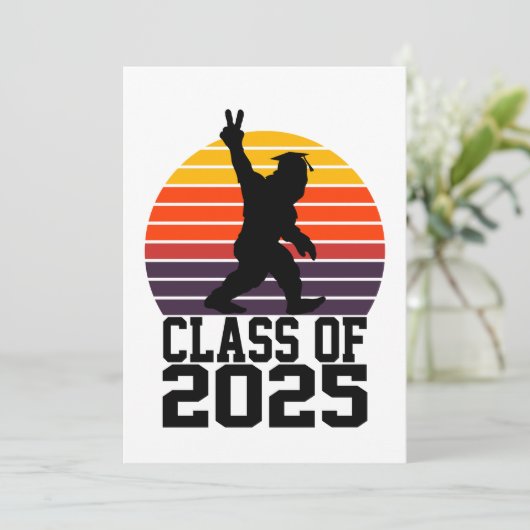 Funny Bigfoot Class von 2025 - Abschluss 2025 Einladung (Stehend Vorderseite)